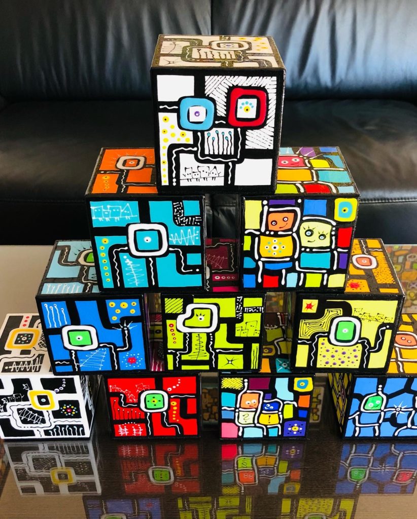 Die Würfel kann man beliebig kombinieren und sie als Tischdekoration aufbauen.