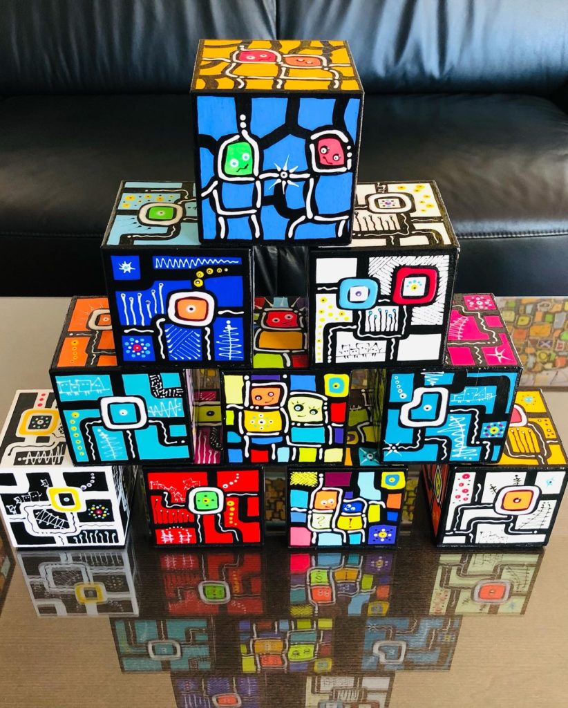 Die Würfel kann man beliebig kombinieren und sie als Tischdekoration aufbauen.